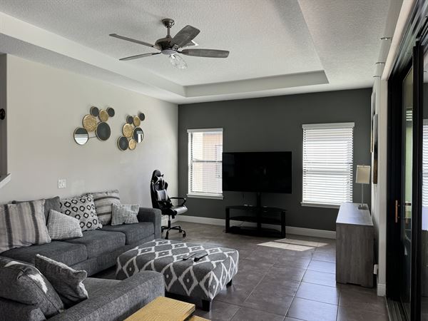 C'est la vie Venue & Suits