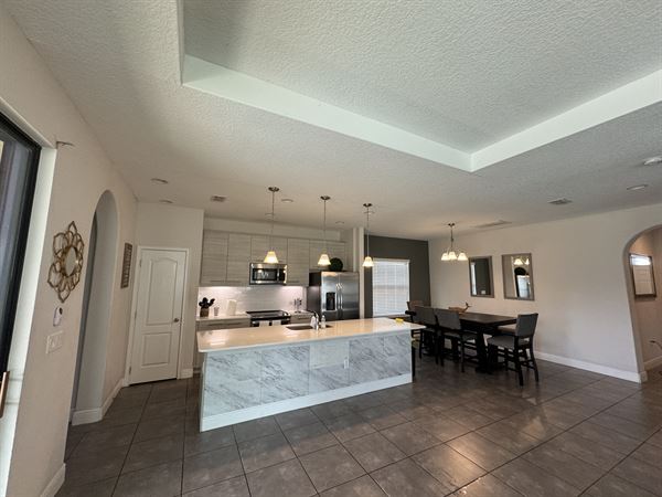 C'est la vie Venue & Suits