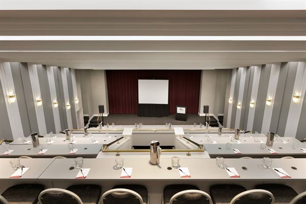 LaGuardia Plaza Hotel