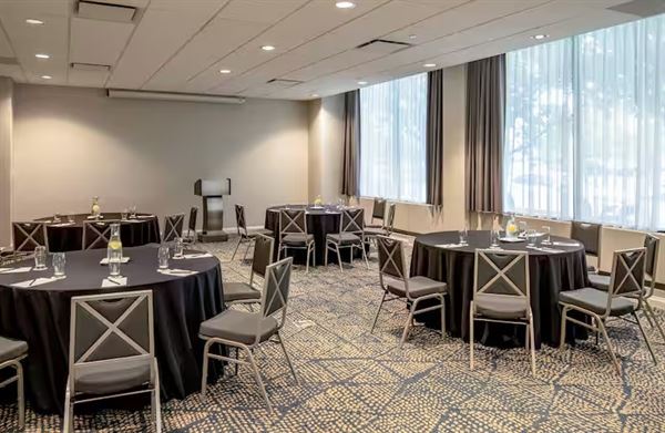 DoubleTree by Hilton Hotel Chicago - North Shore Conference Center