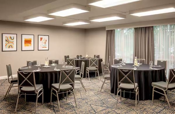 DoubleTree by Hilton Hotel Chicago - North Shore Conference Center