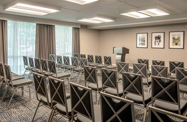 DoubleTree by Hilton Hotel Chicago - North Shore Conference Center