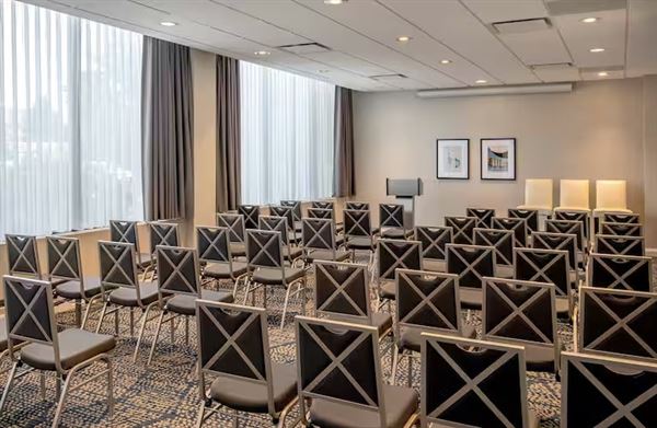 DoubleTree by Hilton Hotel Chicago - North Shore Conference Center