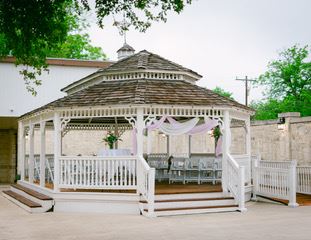 Uptown Blanco Courtyard & Ballroom