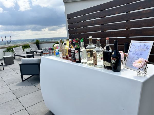 Henny’s Hangout LLC