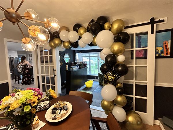 Henny’s Hangout LLC