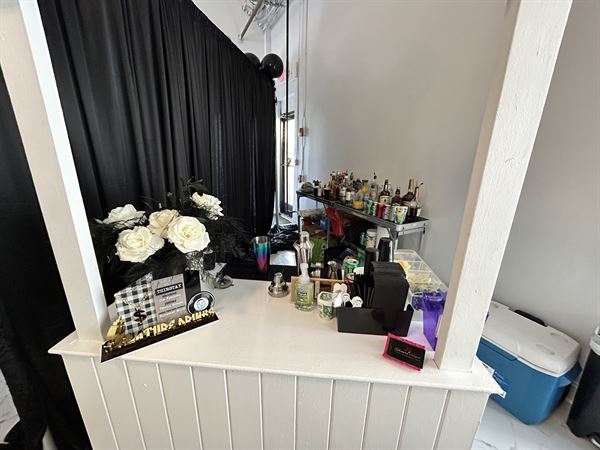 Henny’s Hangout LLC