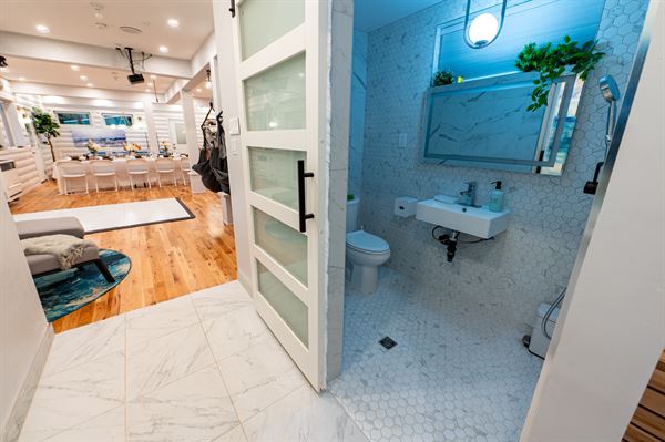 Larimar Retreat + DIY Spa + Outdoor Kitchen+ 2 Chalets