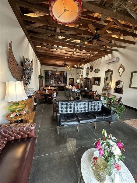 Flying Pig Pub & Kitchen