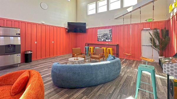 The Commons - Urban Coastal Lodging