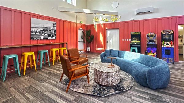 The Commons - Urban Coastal Lodging