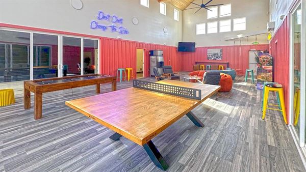 The Commons - Urban Coastal Lodging