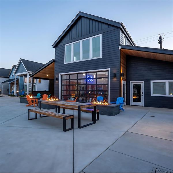 The Commons - Urban Coastal Lodging