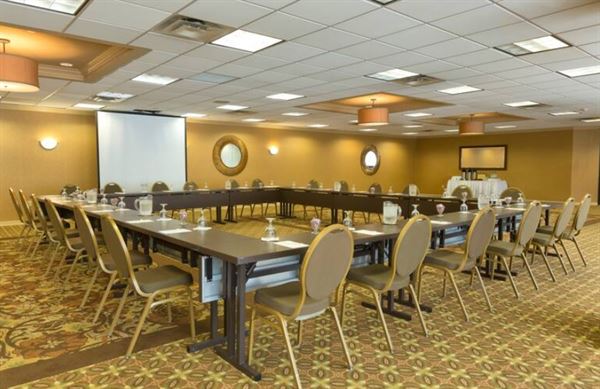 DoubleTree by Hilton Hotel Pittsburgh - Meadow Lands