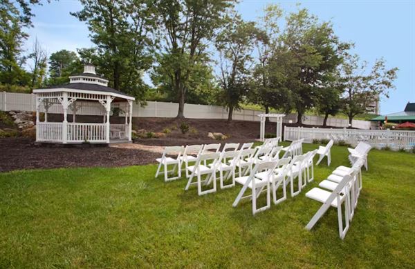 DoubleTree by Hilton Hotel Pittsburgh - Meadow Lands