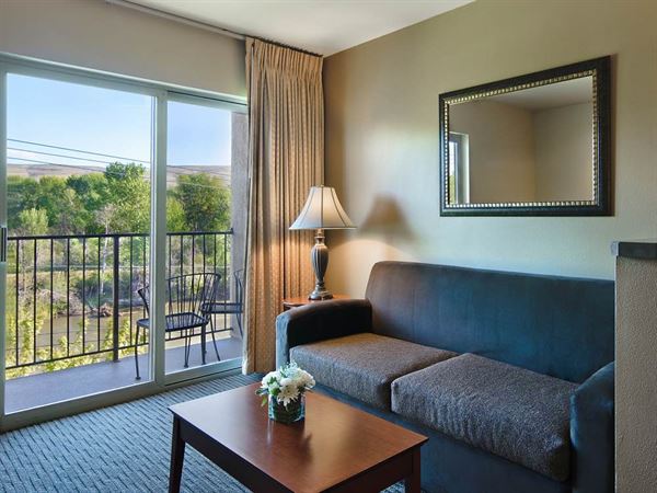 Oxford Suites Yakima Washington Hotel