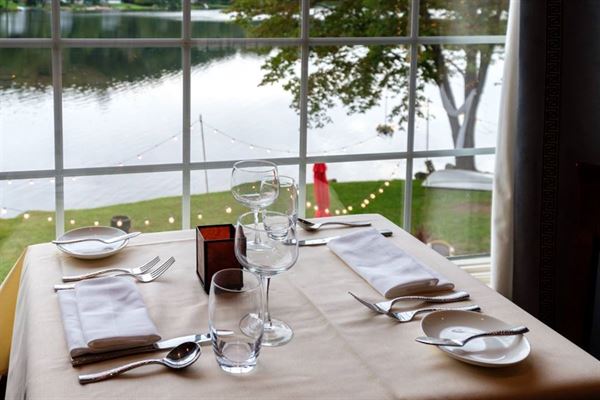 Andre's Lakeside Dining