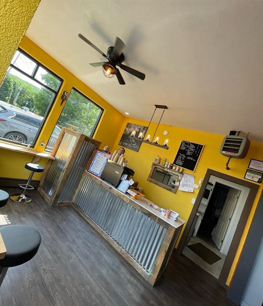 Andre's Lakeside Dining