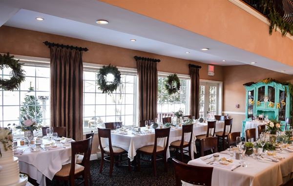 Andre's Lakeside Dining