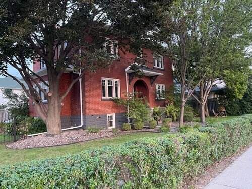 Nicklin House & Travel Cafe