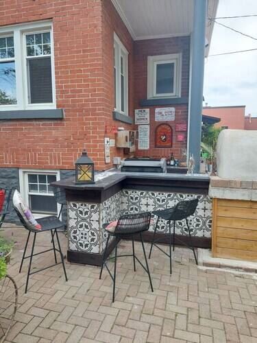 Nicklin House & Travel Cafe