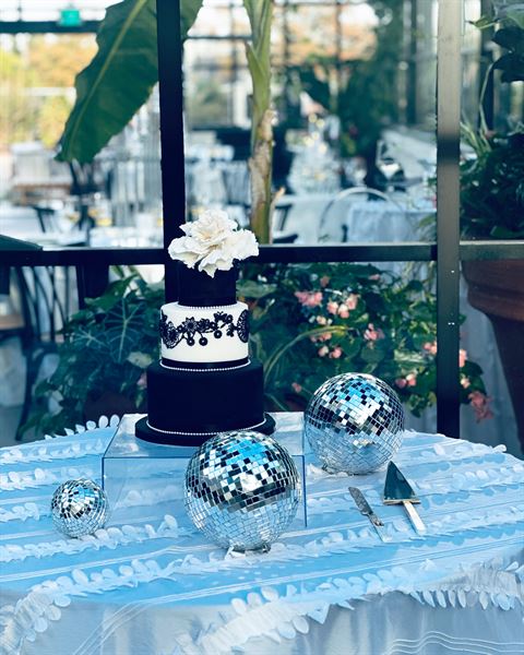 Buds & Roses Couture Cakes