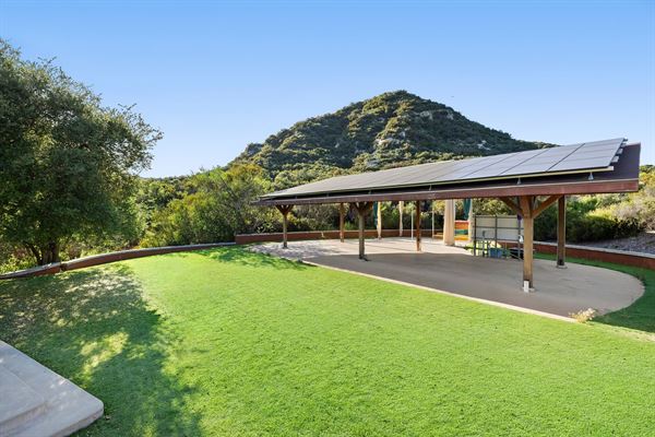 Spacious 7 bedroom Mansion in tranquil Topanga