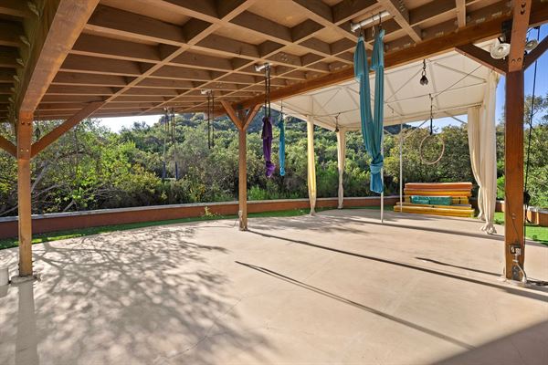 Spacious 7 bedroom Mansion in tranquil Topanga