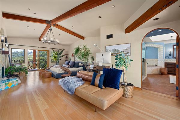 Spacious 7 bedroom Mansion in tranquil Topanga