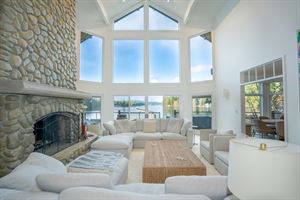 Luxurious Lakeside Living