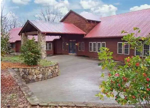 Lara’s Chateau At The Radio House