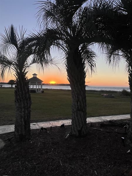 Melrose Oyster House & Beach Club