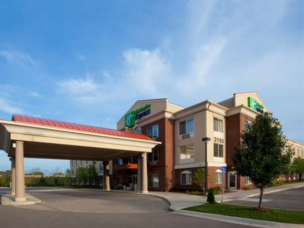 Holiday Inn Express & Suites Detroit Farmington Hills