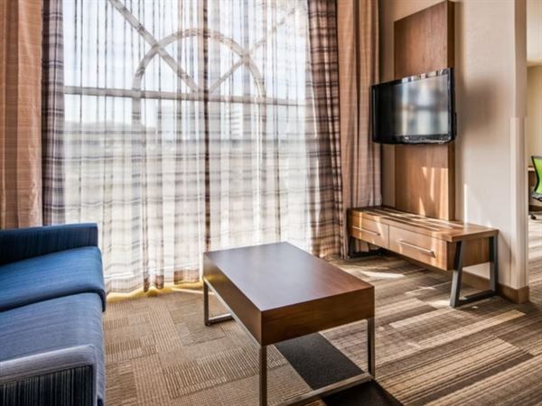 Holiday Inn Express & Suites Detroit Farmington Hills