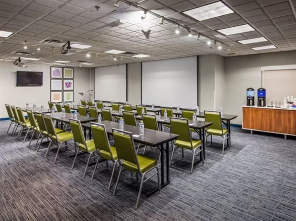 Holiday Inn Express & Suites Detroit Farmington Hills