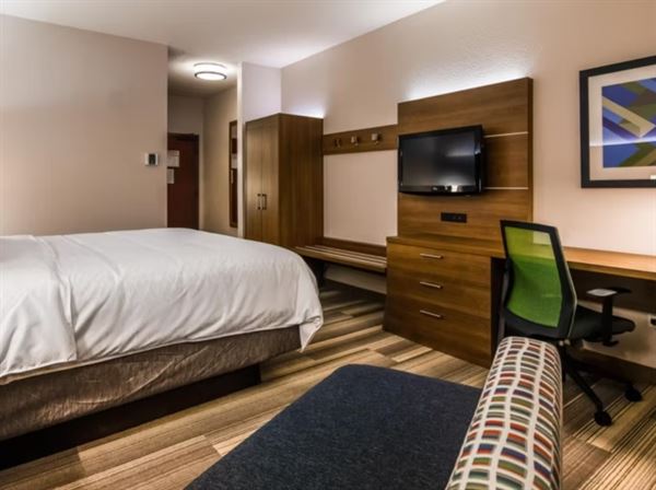 Holiday Inn Express & Suites Detroit Farmington Hills