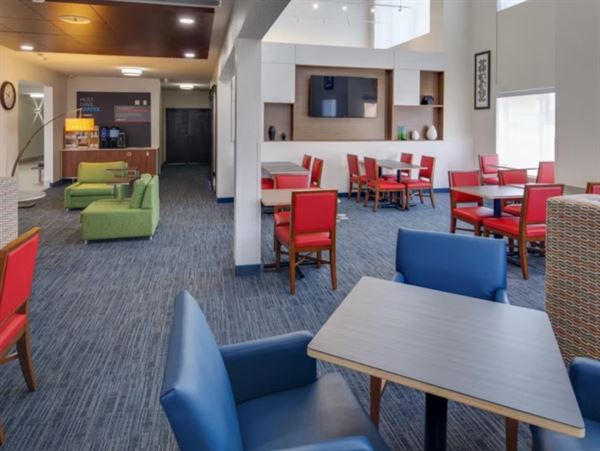 Holiday Inn Express & Suites Detroit Farmington Hills