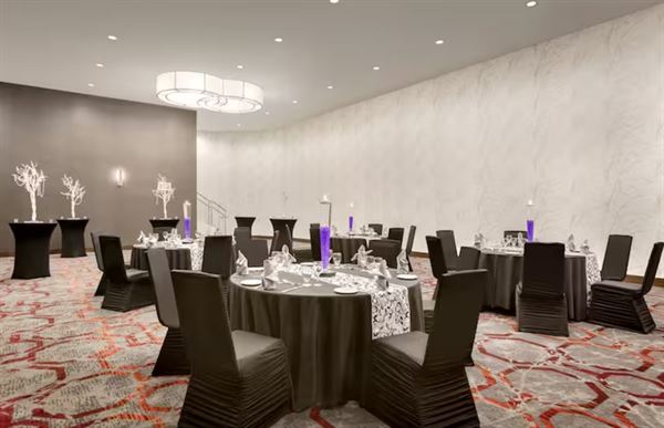 DoubleTree by Hilton Toronto Airport West