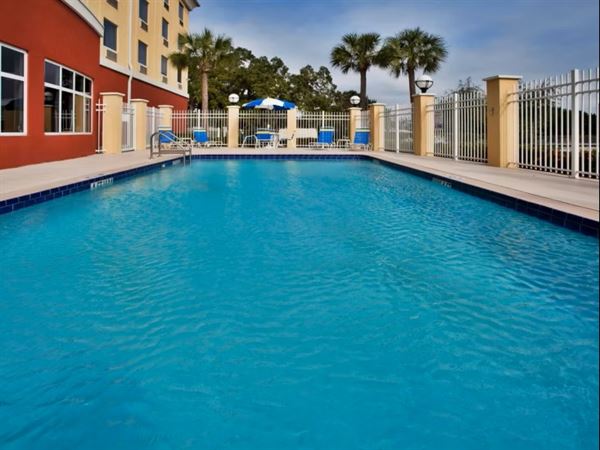 Holiday Inn Express & Suites St. Petersburg North I-275