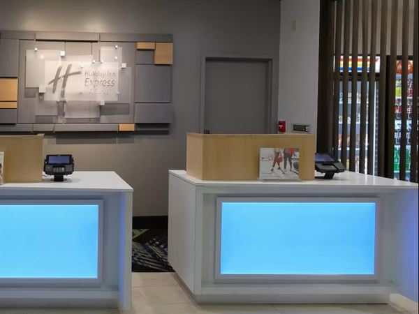 Holiday Inn Express & Suites St. Petersburg North I-275