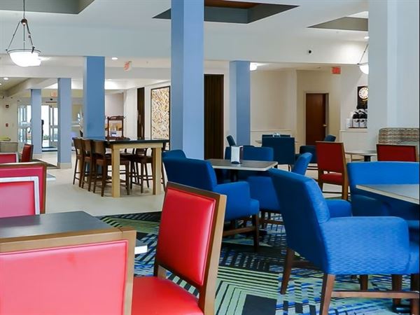 Holiday Inn Express & Suites St. Petersburg North I-275