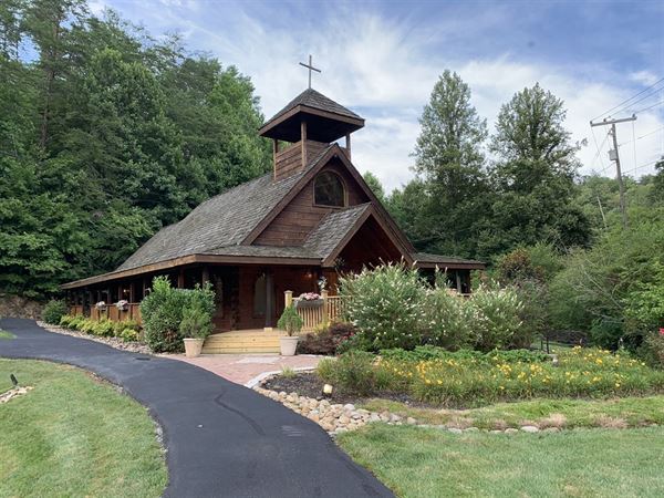 Gatlinburg's Little Log Wedding Chapel