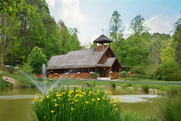 Gatlinburg's Little Log Wedding Chapel