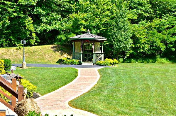 Gatlinburg's Little Log Wedding Chapel