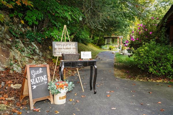 Gatlinburg's Little Log Wedding Chapel