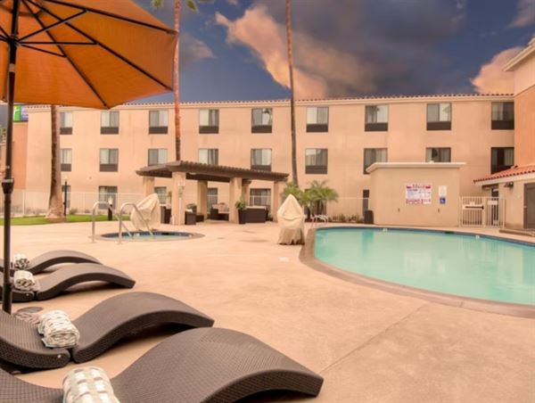 Holiday Inn Express & Suites Carlsbad Beach