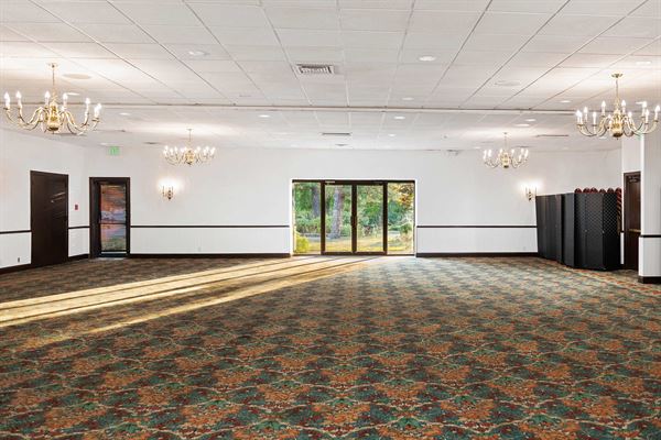 Fourwinds Lakeside Inn and Marina