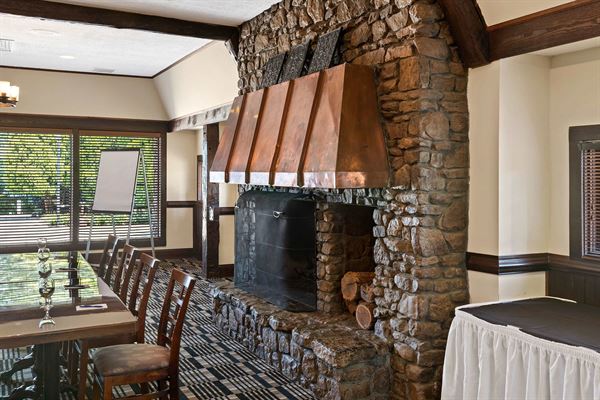 Fourwinds Lakeside Inn and Marina