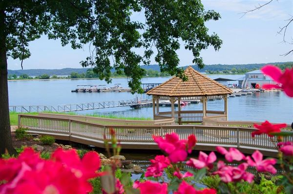 Fourwinds Lakeside Inn and Marina