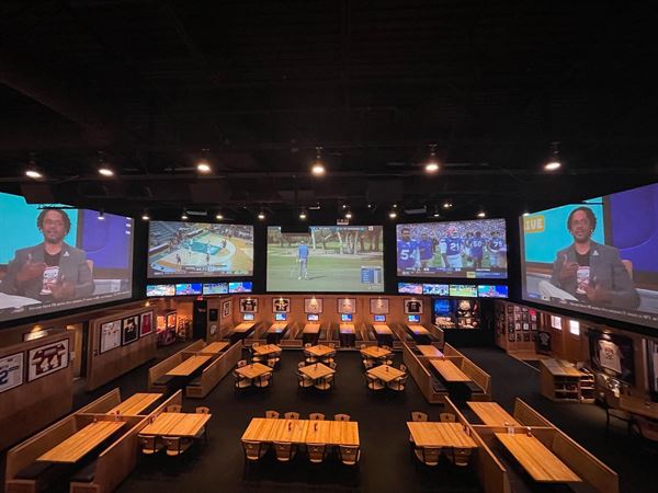 Sneakers Sports Grille